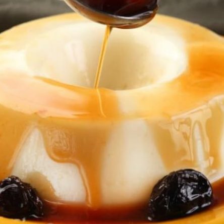 Manjar de Côco com Calda de Ameixa