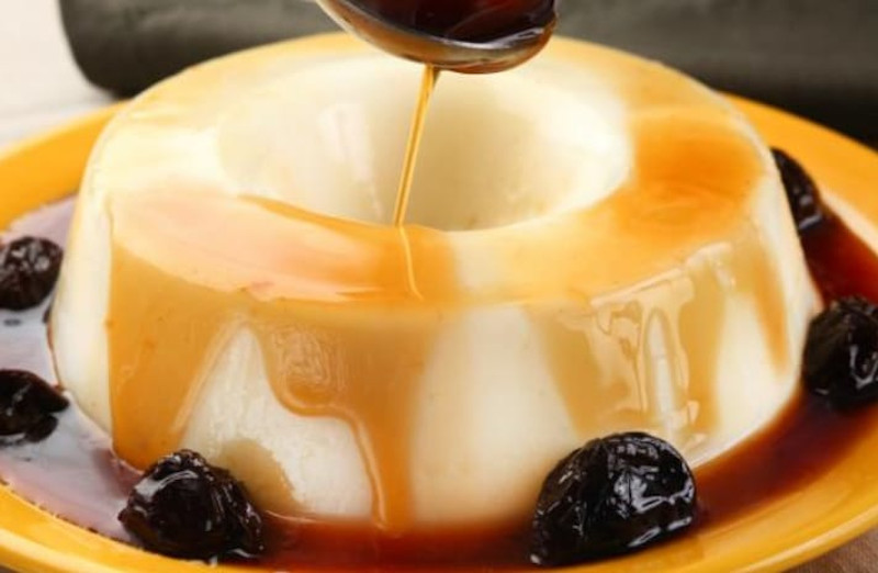 Manjar de Côco com Calda de Ameixa